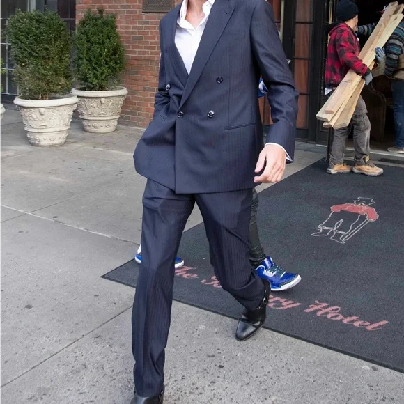 Navy Double-Breasted Men's suit 36S to 38S includes pocket square and shirt - Picture 2 of 16